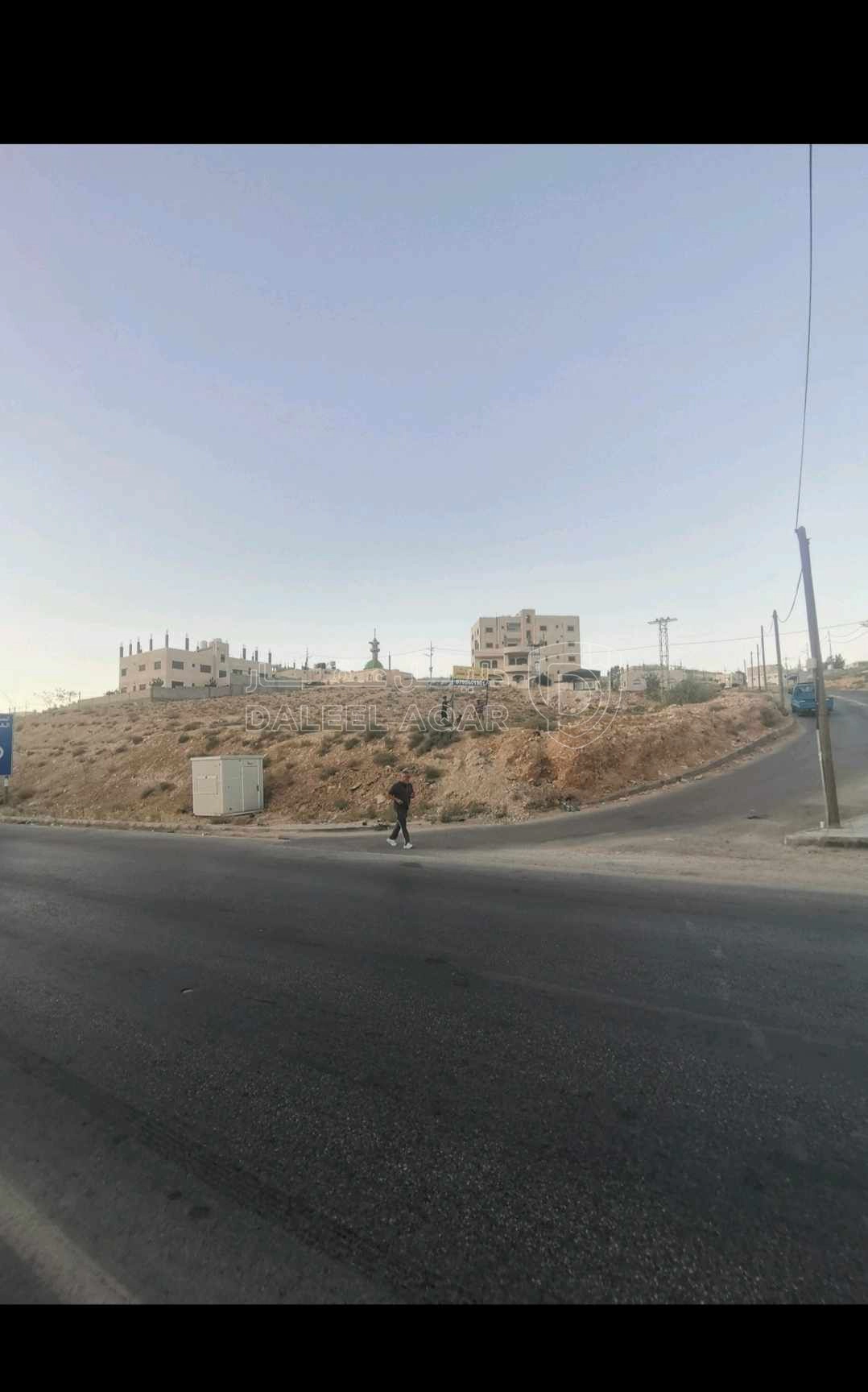 أرض في الزرقاء السخنة مقابل كازيه توتال - 400,000 دأ - صورة 1