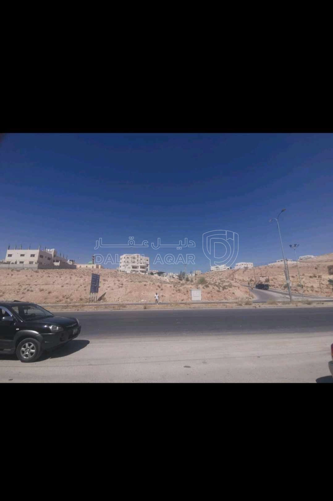 أرض في الزرقاء السخنة مقابل كازيه توتال - 400,000 دأ - صورة 1