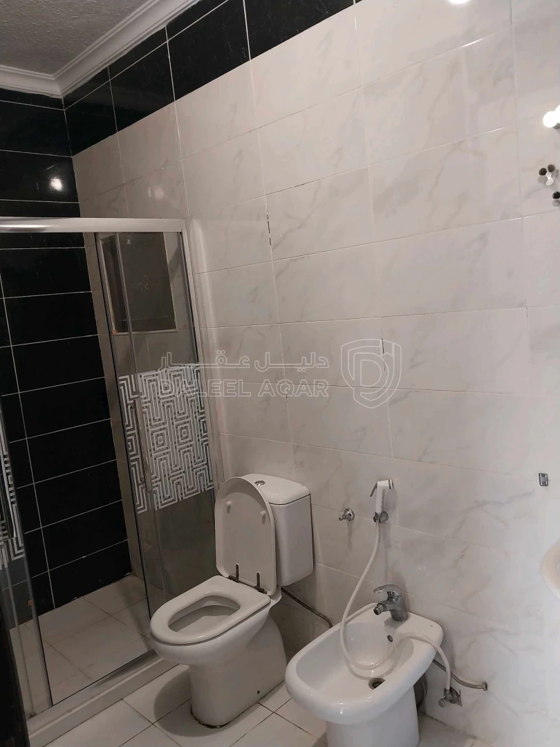 شقة في خلف مسجد جبران  - 65,000 دأ - صورة 1