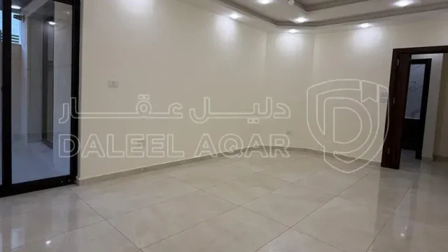 شقة - بداية طريق المطار - خلف المدارس العالمية  - 105000 دأ