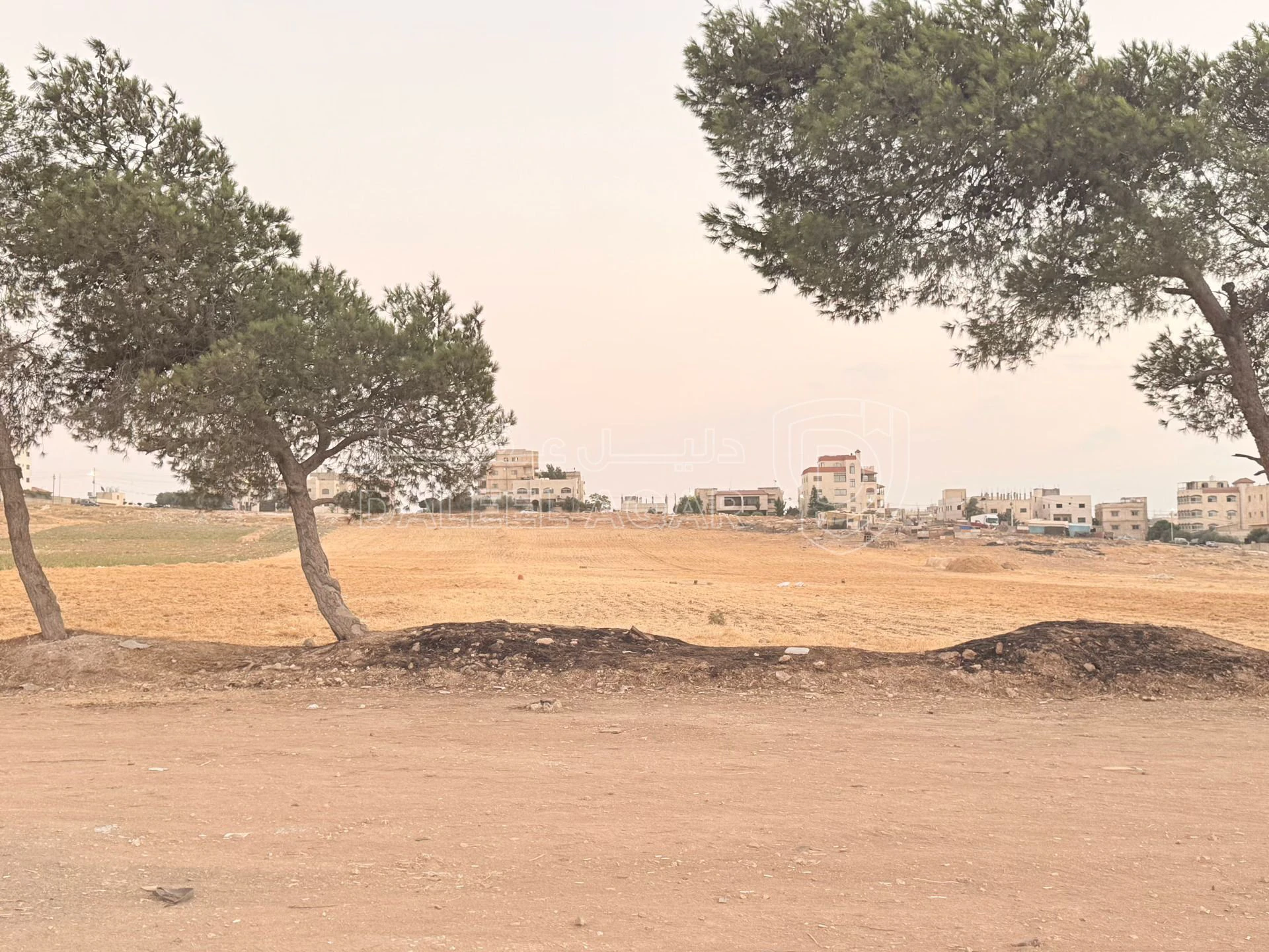 أرض في أرض تجارية للبيع على شارع مادبا الرئيسي - 978 م² - 342,300 دأ - صورة 1