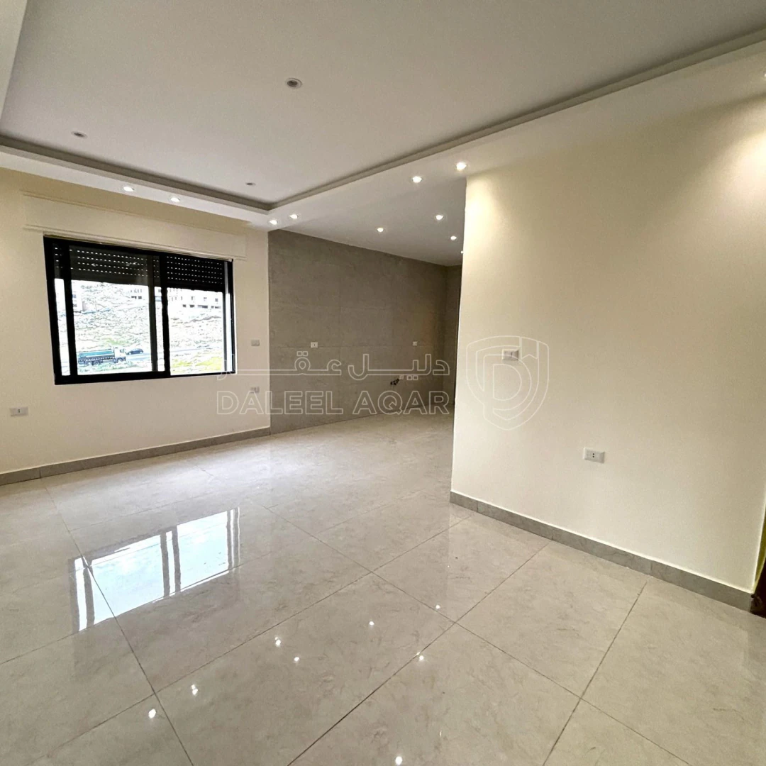 شقة في ارضي مع ترس و كراج و حديقة ب 68 الف تشطيب حديث  - 68,000 دأ - صورة 1