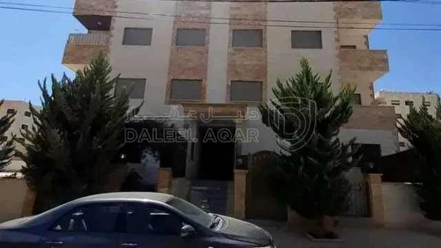 شقة - شقة للبيع في ضاحية الامير علي طريق المطار طابق ثالث بناء جديد مسكونه سنة مساحة ١٤٠ مكونة من ثلاث غرف نوم وحده ماستر وصالون وصالة وبلوكونة وثلاث حمامات - 55000 دأ