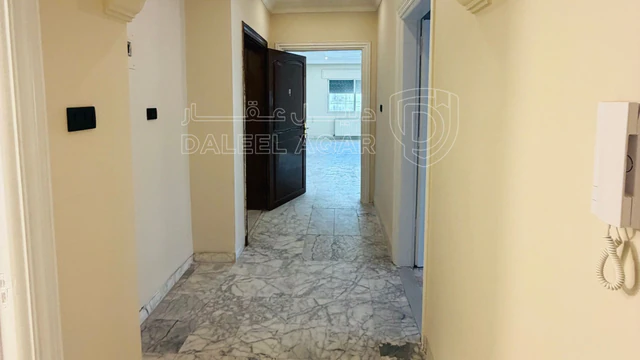 شقة في شقة للبيع طابق ثالث مع روف قرب دوار الشعب  - 115,000 دأ - صورة NaN