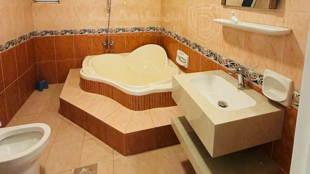 شقة في شقة للبيع طابق ثالث مع روف قرب دوار الشعب  - 115,000 دأ - صورة NaN