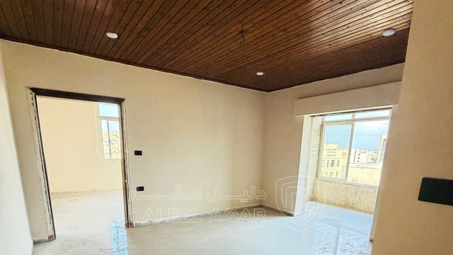 شقة في شقة للبيع طابق ثالث مع روف قرب دوار الشعب  - 115,000 دأ - صورة NaN