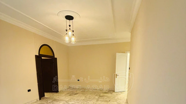 شقة في شقة للبيع طابق ثالث مع روف قرب دوار الشعب  - 115,000 دأ - صورة NaN