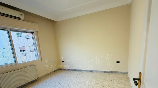 شقة في شقة للبيع طابق ثالث مع روف قرب دوار الشعب  - 115,000 دأ - صورة NaN