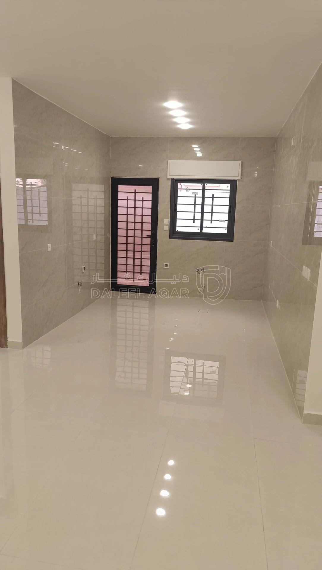 شقة في العقبه العاشره رديف شارع الكويت - 43,000 دأ - صورة 12