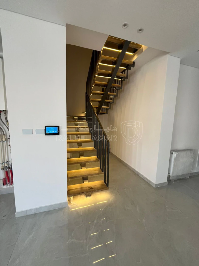 شقة في ثالث مع روف في اجمل مناطق خلدا و بأفخم التشطيبات - 200,000 دأ - صورة 1