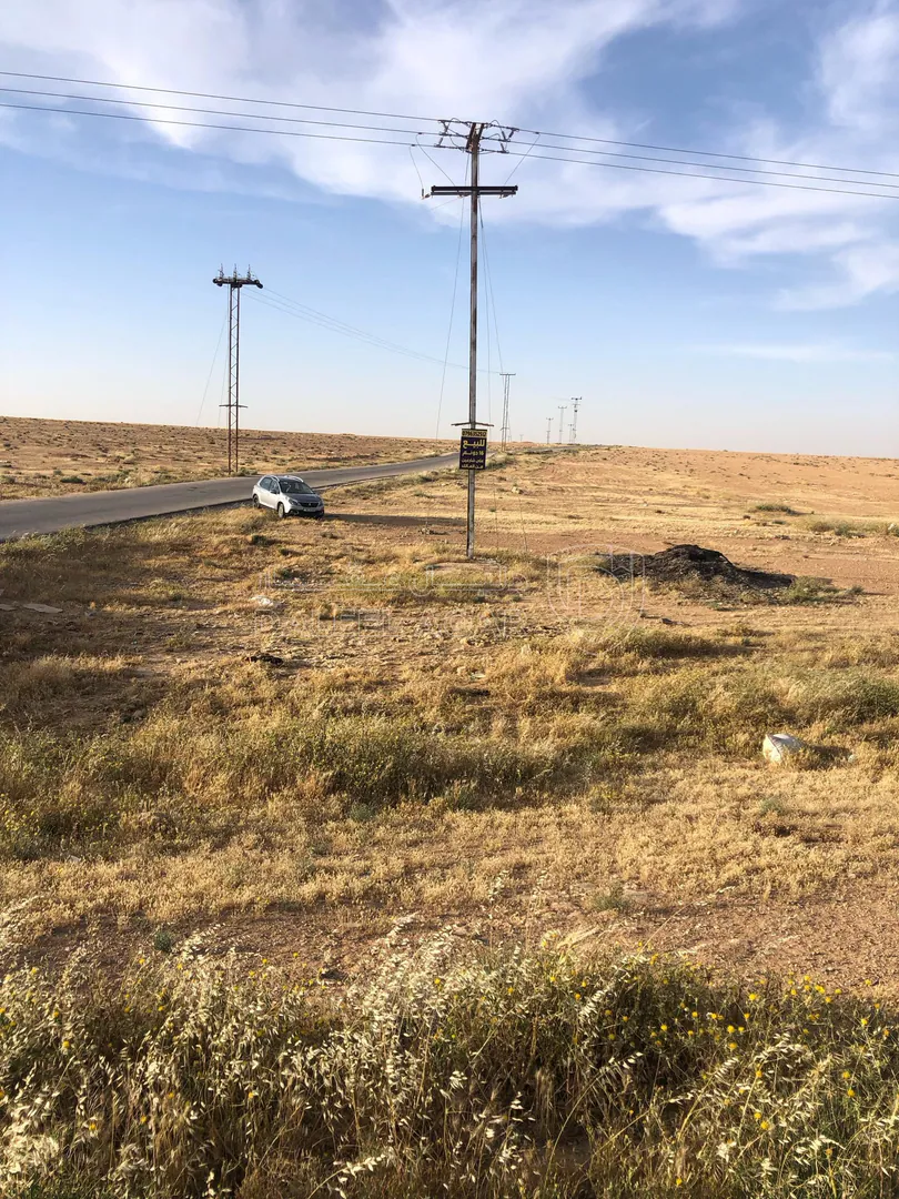 أرض في الموقر، على الطريق المؤدي للاستاد الرياضي الجديد - 560,000 دأ - صورة 1
