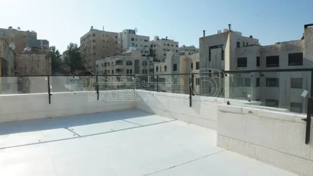 شقة - اخير مع روف بأجمل مناطق ام السماق مشروع 122  - 235000 دأ