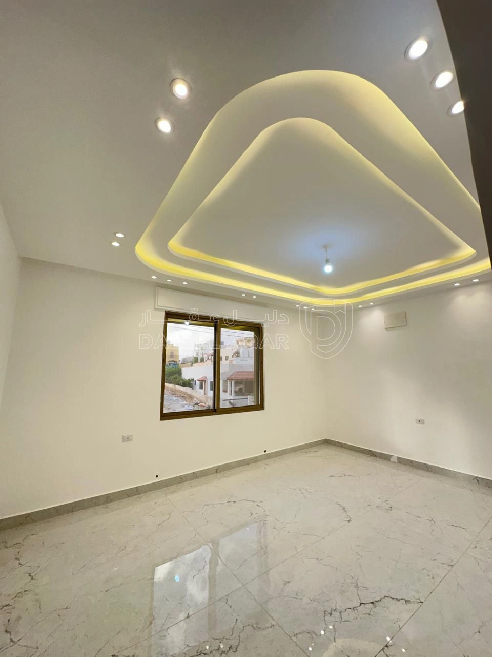 شقة في البنيات - تبعد 1 كم عن شارع خدمات المطار - 89,000 دأ - صورة 1