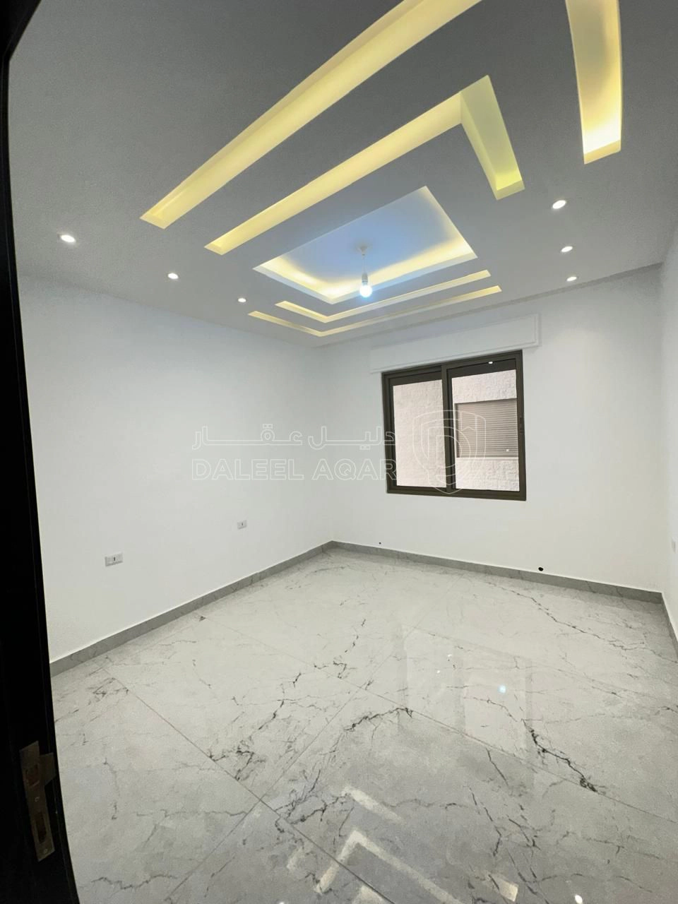 شقة في البنيات - تبعد 1 كم عن شارع خدمات المطار - 89,000 دأ - صورة 1