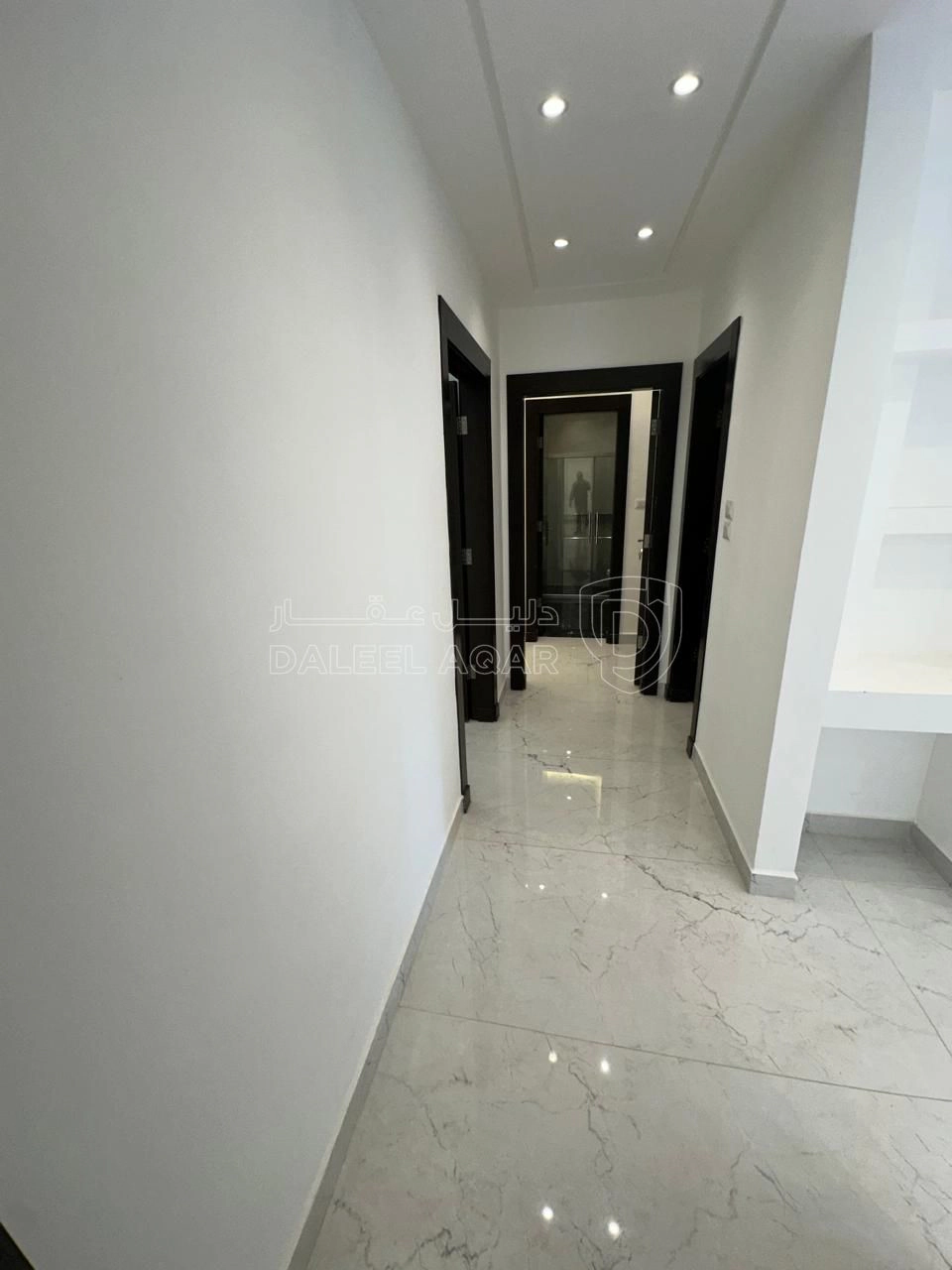 شقة في البنيات - تبعد 1 كم عن شارع خدمات المطار - 89,000 دأ - صورة 1