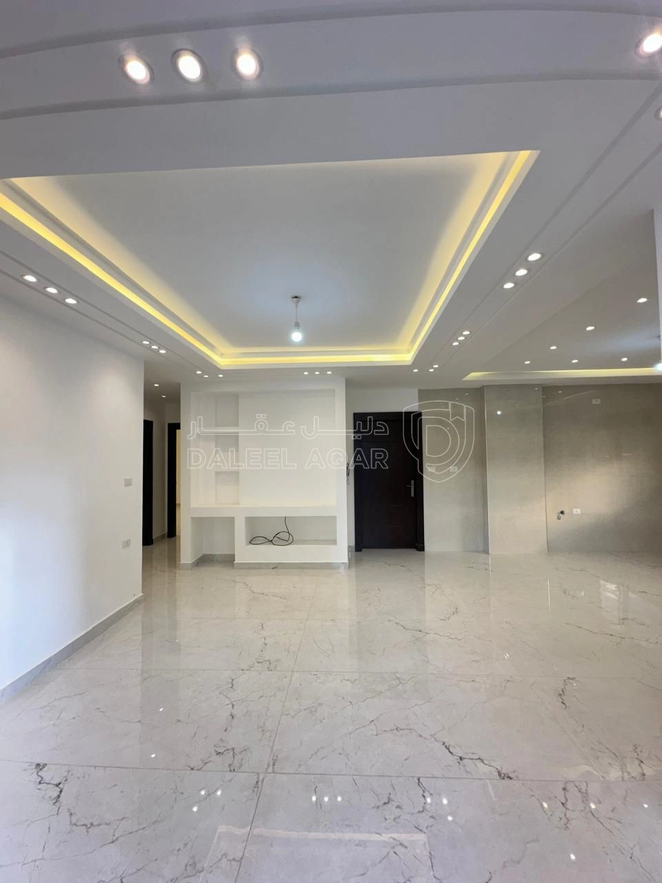 شقة في البنيات - تبعد 1 كم عن شارع خدمات المطار - 89,000 دأ - صورة 1