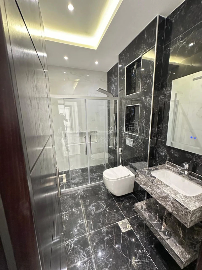 شقة في البنيات - تبعد 1 كم عن شارع خدمات المطار - 89,000 دأ - صورة 1