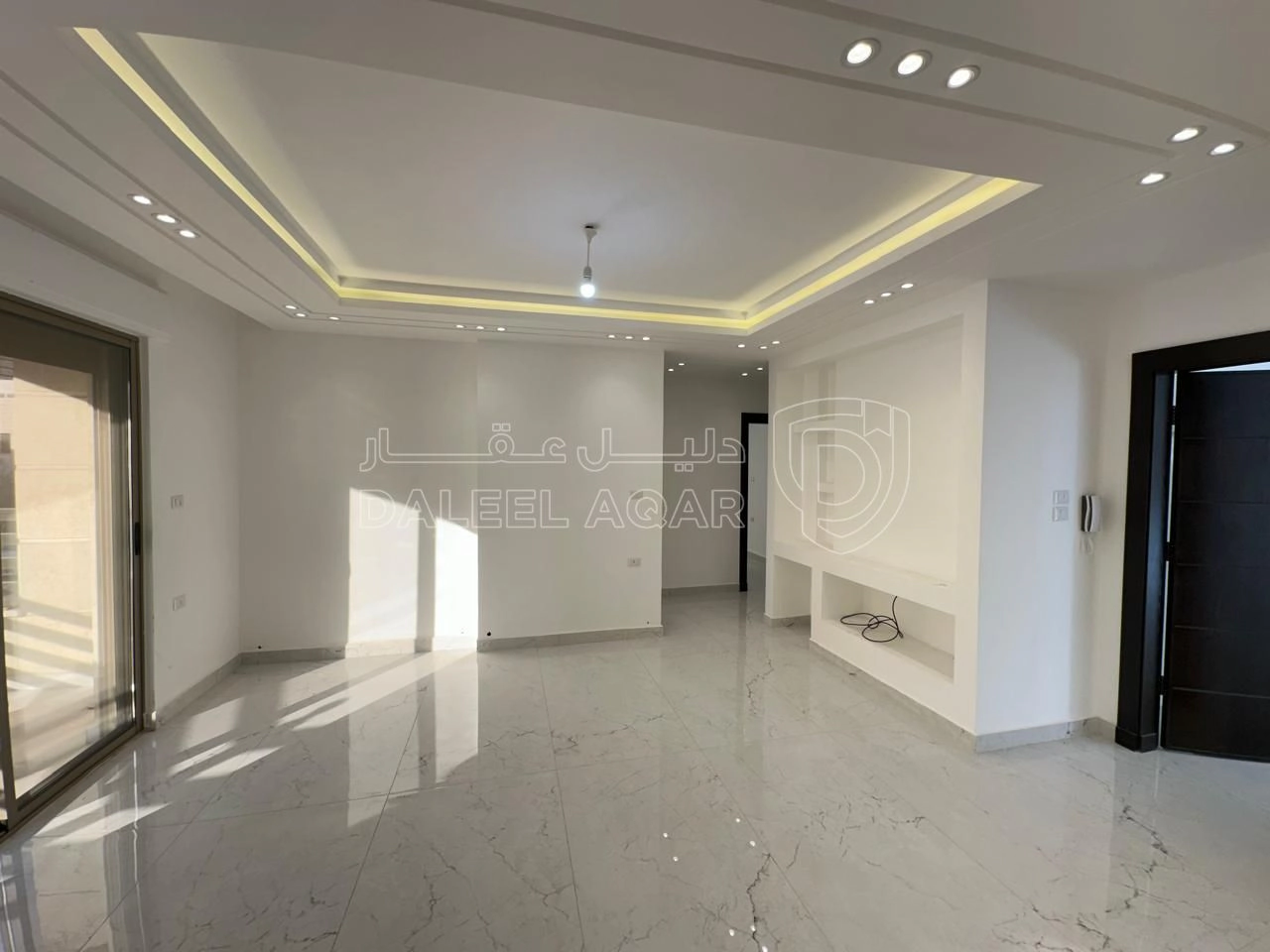 شقة في البنيات - تبعد 1 كم عن شارع خدمات المطار - 89,000 دأ - صورة 1