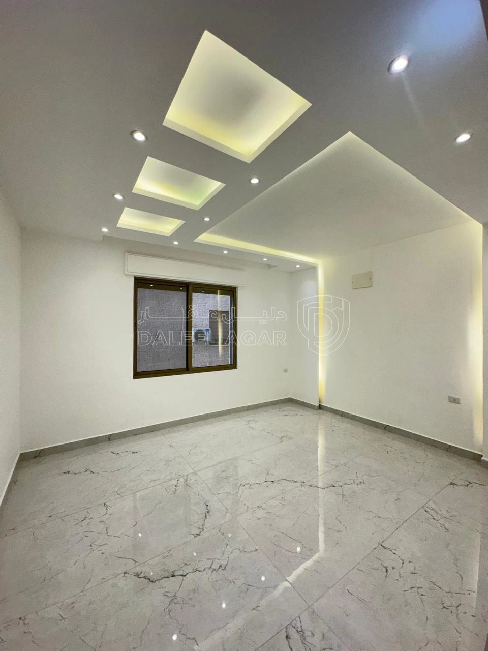 شقة في البنيات - تبعد 1 كم عن شارع خدمات المطار - 89,000 دأ - صورة 1