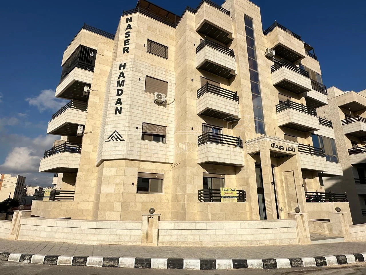 شقة في البنيات - تبعد 1 كم عن شارع خدمات المطار - 89,000 دأ - صورة 1