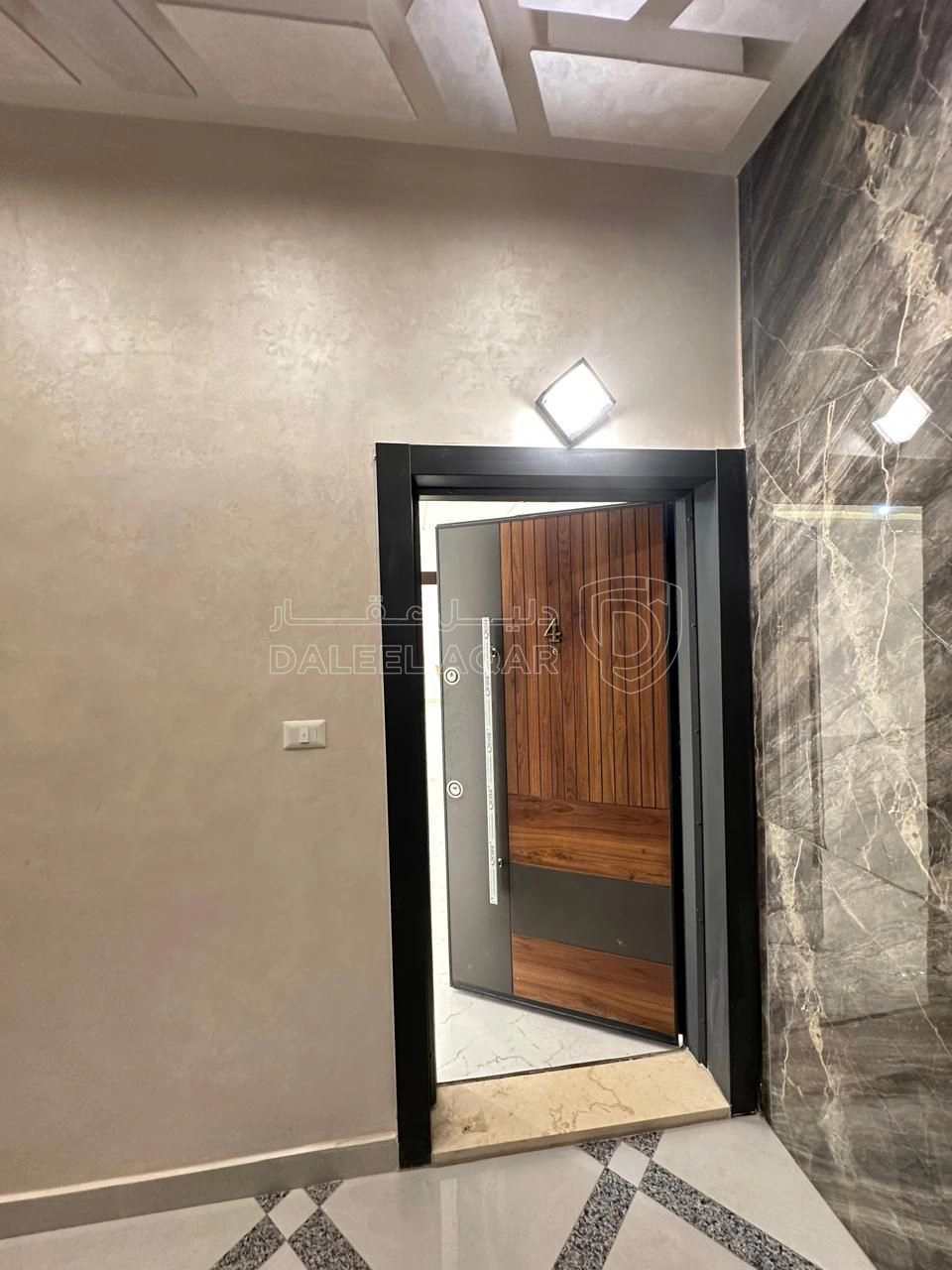 شقة في البنيات - تبعد 1 كم عن شارع خدمات المطار - 89,000 دأ - صورة 1