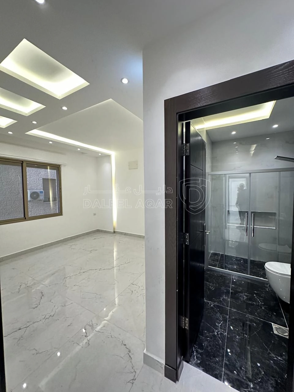 شقة في البنيات - تبعد 1 كم عن شارع خدمات المطار - 89,000 دأ - صورة 1