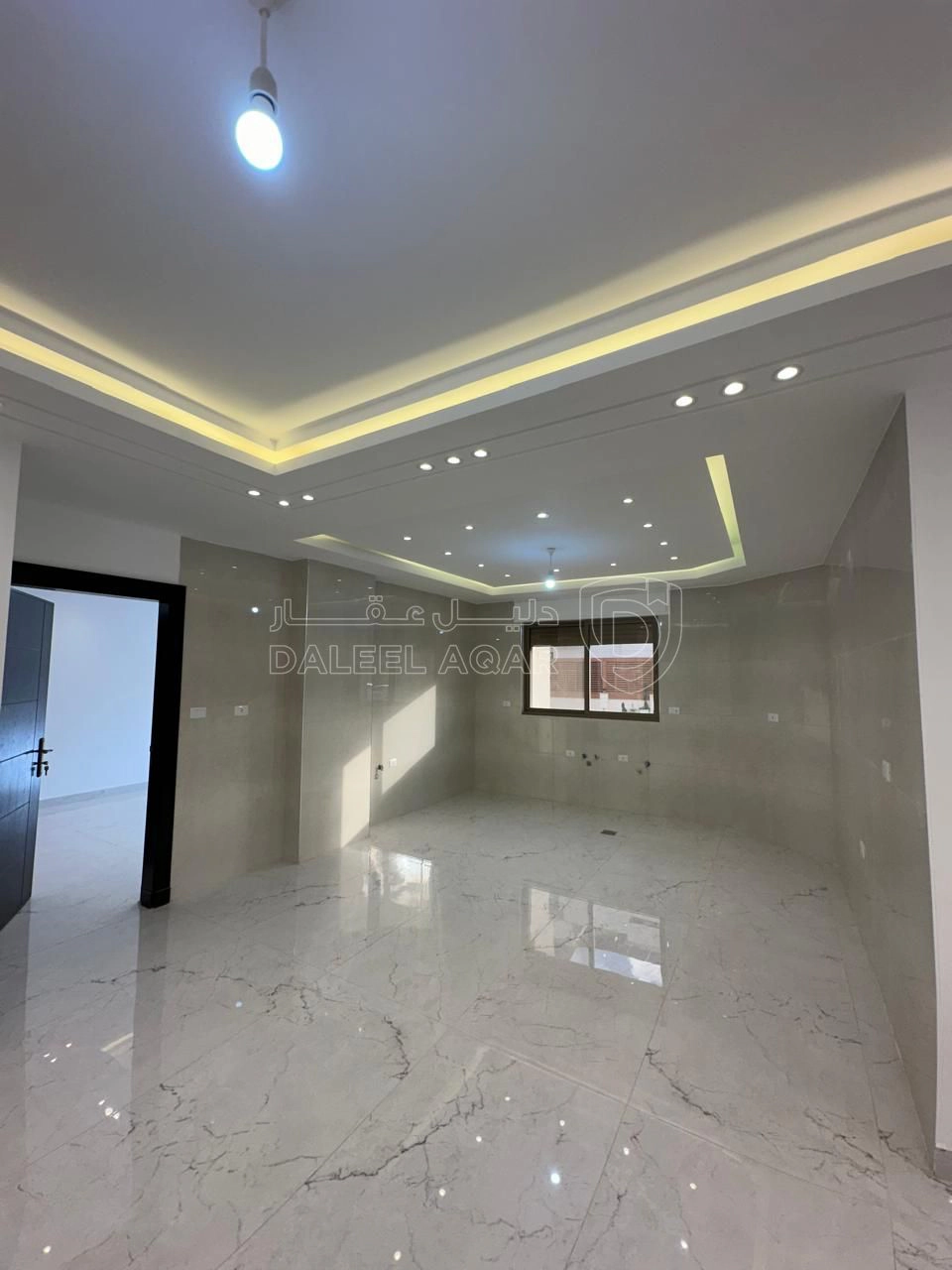 شقة في البنيات - تبعد 1 كم عن شارع خدمات المطار - 89,000 دأ - صورة 1