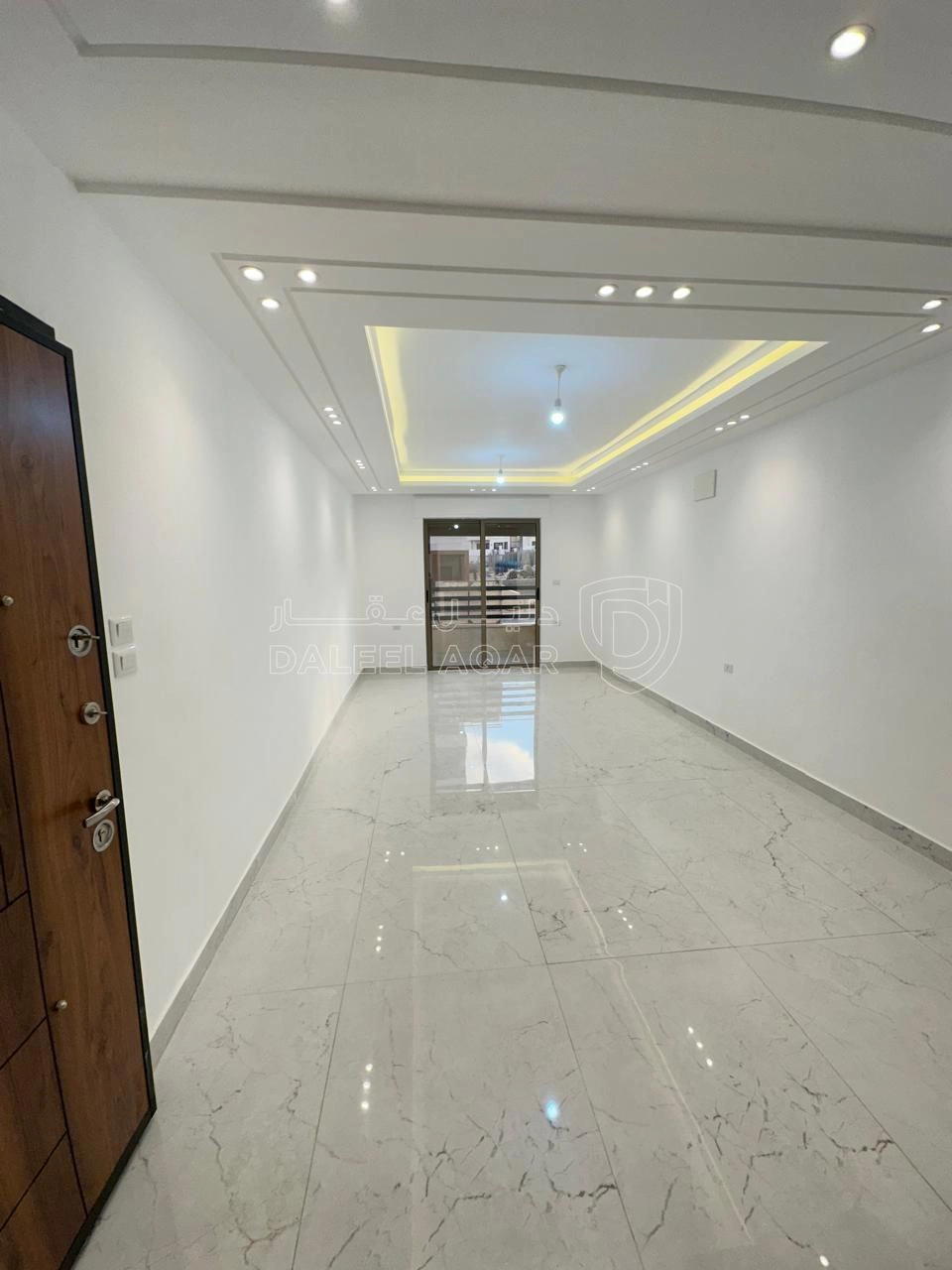 شقة في البنيات - تبعد 1 كم عن شارع خدمات المطار - 89,000 دأ - صورة 1