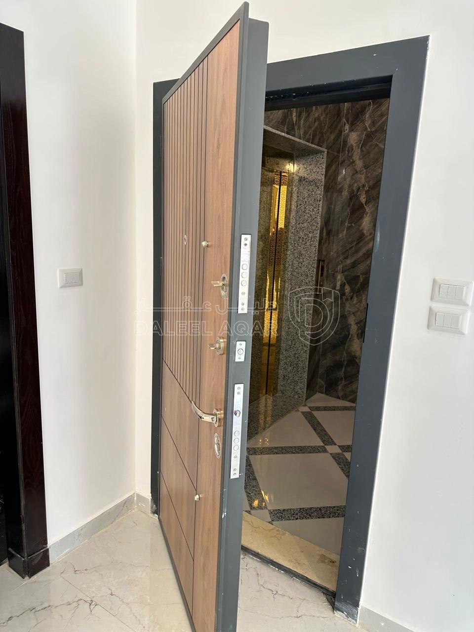 شقة في البنيات - تبعد 1 كم عن شارع خدمات المطار - 89,000 دأ - صورة 1