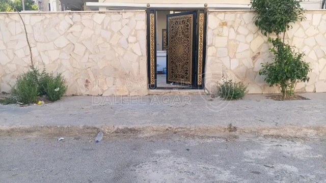 شقة - مدينة أربد شارع الثلاثين بجانب مضافة السنديانة  - 85000 دأ
