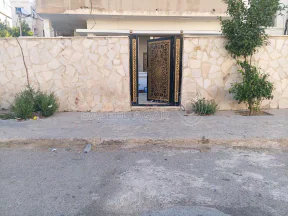 شقة - مدينة أربد شارع الثلاثين بجانب مضافة السنديانة  - 85000 دأ