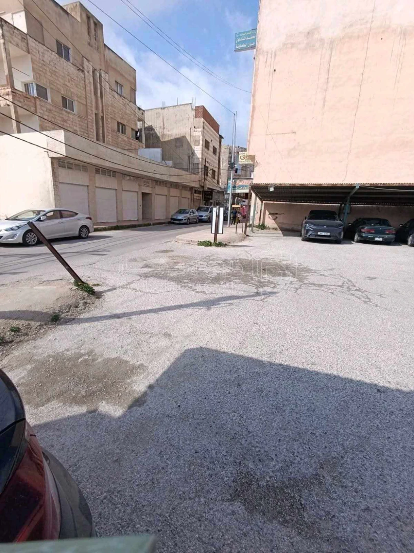 أرض في قطعة ارض مميزة من المالك مباشرة(الموقع اربد شارع ا - 180,000 دأ - صورة 1