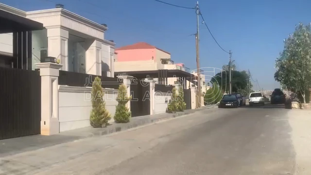 أرض - ارض مميزة جدا في السرو لبناء فيلا العمر - 165000 دأ