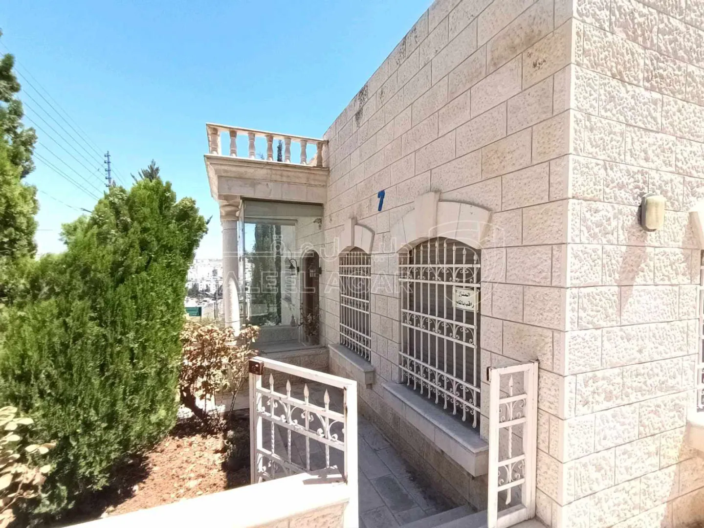 فيلا/منزل في عمان الرحمانيه شارع قدري يوسف الكلوب - 400,000 دأ - صورة 1