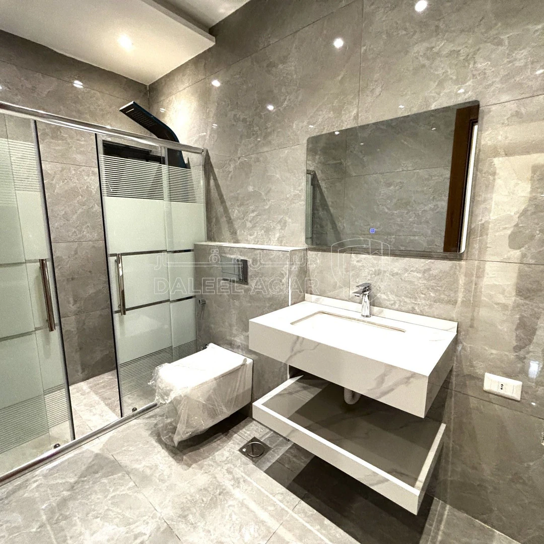 شقة في لقطة ثالث مع روف في ابو علندا قرب دوار البنزين - 66,000 دأ - صورة 1