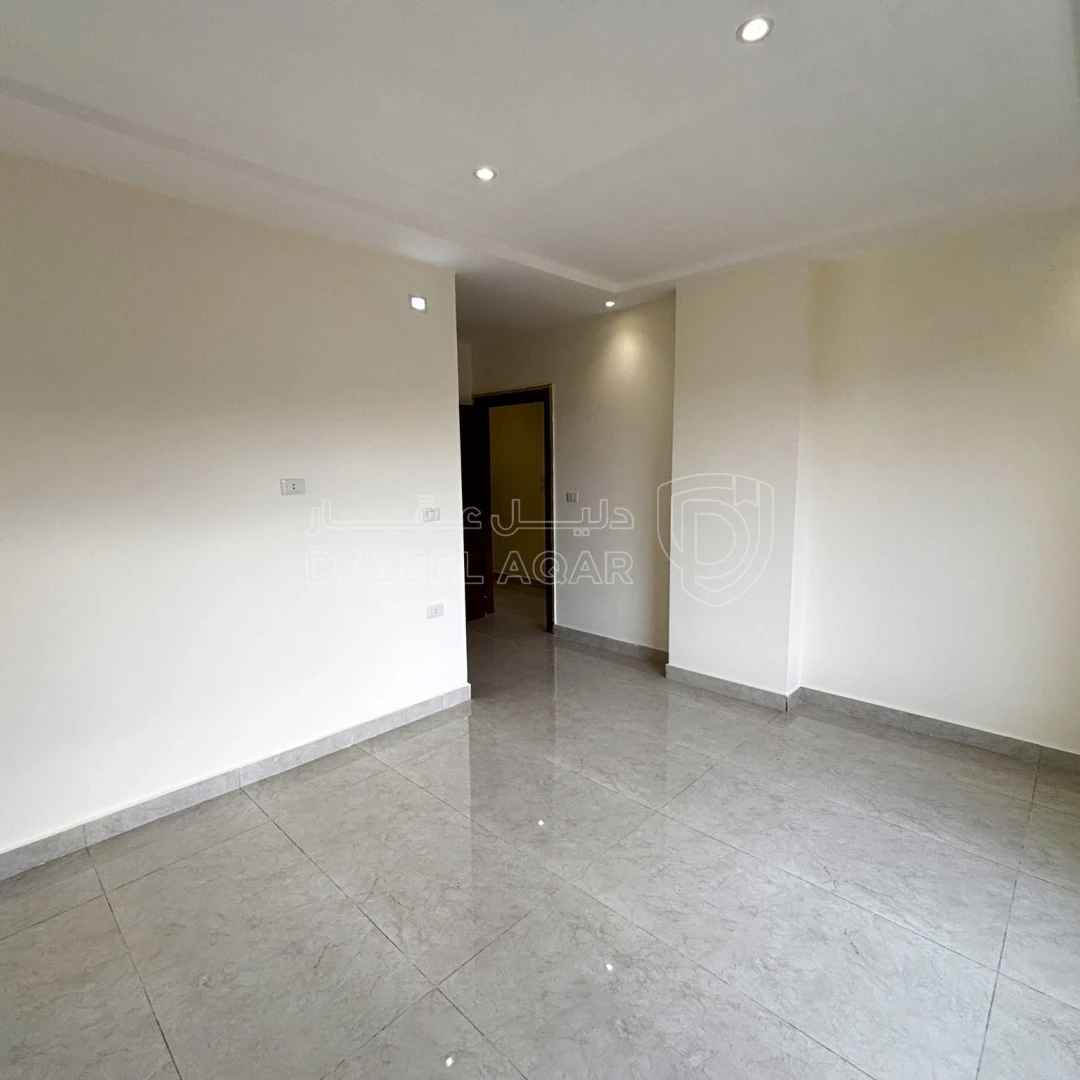 شقة في لقطة ثالث مع روف في ابو علندا قرب دوار البنزين - 66,000 دأ - صورة 1