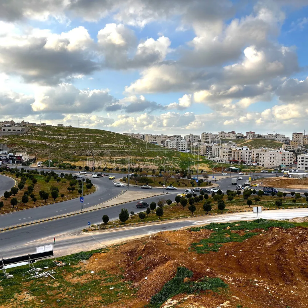 شقة في لقطة ثالث مع روف في ابو علندا قرب دوار البنزين - 66,000 دأ - صورة 1