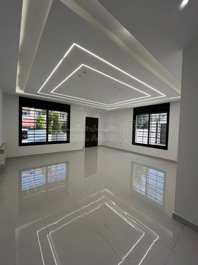 شقة في ارضي تشطيب فلل في مرج الحمام اسكان عالية   - 168,000 دأ - صورة 1