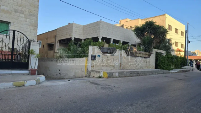 فيلا/منزل - اربد الحي الشرقي خلف الطوباسي بجانب Qماركت - 180000 دأ