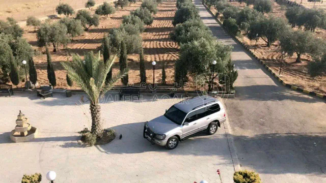 أرض في أرض استثمارية في جنوب عمان ذات موقع استراتيجي في م - 550,000 دأ - صورة 1