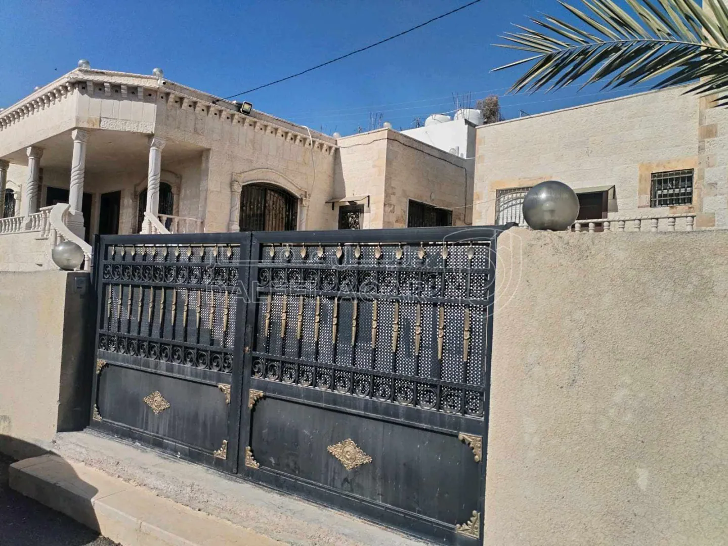 فيلا/منزل في اربد ايدون قرب مستشفى الأمير راشد بن الحسن العسكري - 320,000 دأ - صورة 1