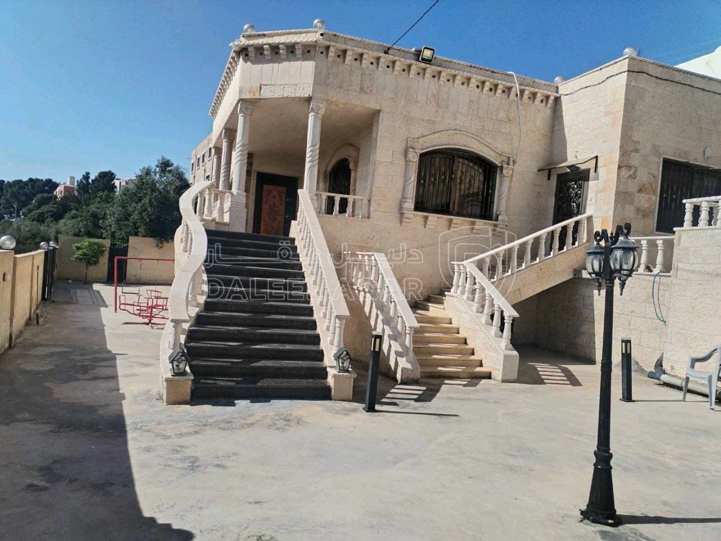 فيلا/منزل في اربد ايدون قرب مستشفى الأمير راشد بن الحسن العسكري - 320,000 دأ - صورة 1