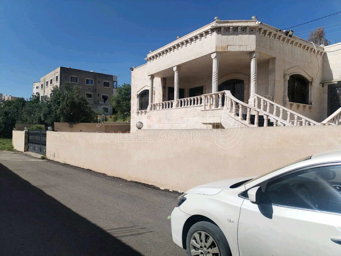 فيلا/منزل في اربد ايدون قرب مستشفى الأمير راشد بن الحسن العسكري - 320,000 دأ - صورة 1