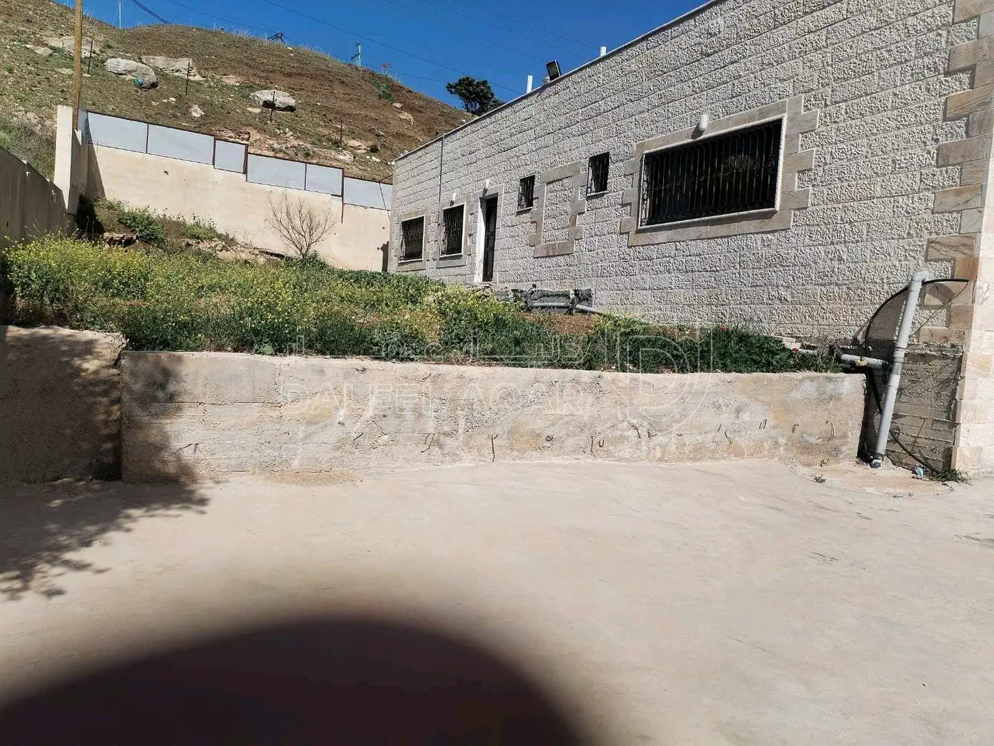 فيلا/منزل في اربد ايدون قرب مستشفى الأمير راشد بن الحسن العسكري - 320,000 دأ - صورة 1