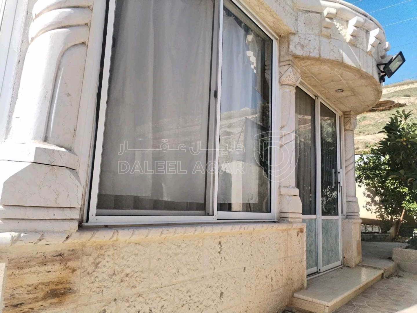 فيلا/منزل في اربد ايدون قرب مستشفى الأمير راشد بن الحسن العسكري - 320,000 دأ - صورة 1