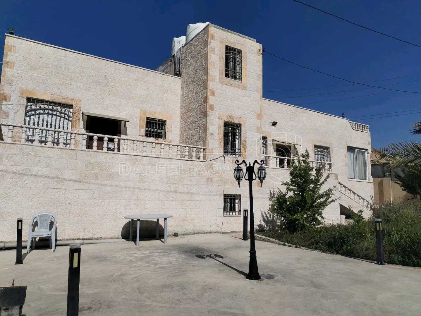 فيلا/منزل في اربد ايدون قرب مستشفى الأمير راشد بن الحسن العسكري - 320,000 دأ - صورة 1