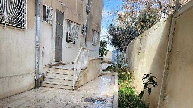 مبنى في فرصة استثمارية مميزة عمارة سكنية على شارع تجاري  - 510,000 دأ - صورة NaN