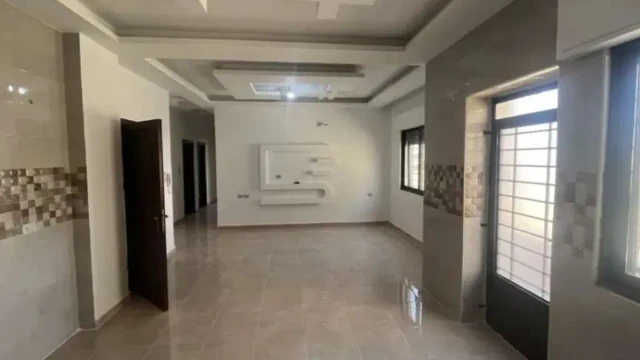 شقة - شقة جديدة طابق ارضي للبيع / دفعة واقساط/ موقع مميز - 67000 دأ