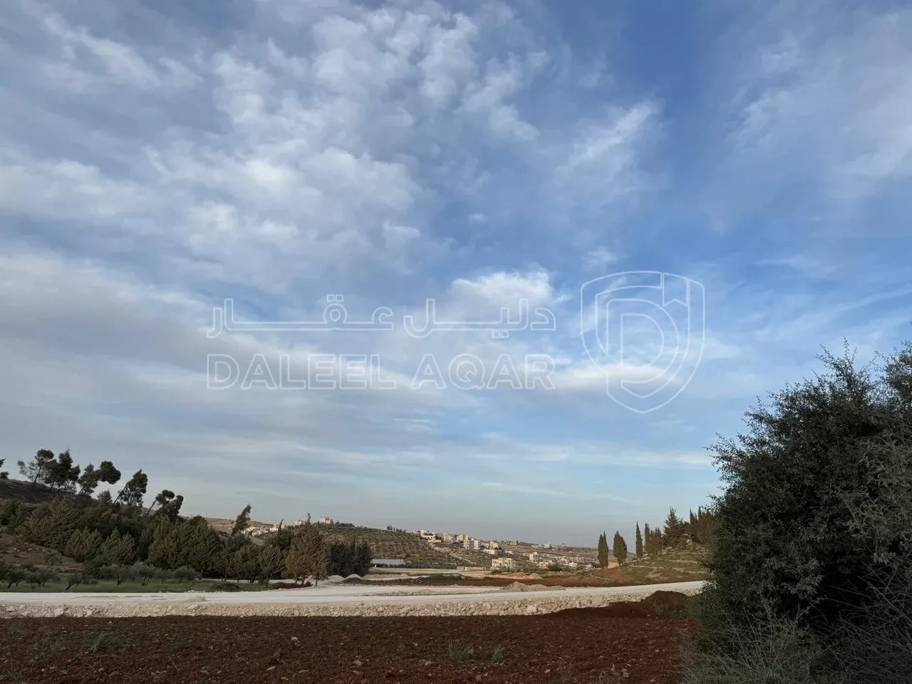 أرض في بلعاس - يبعد 6 دقائق عن طريق المطار - 191,500 دأ - صورة 1