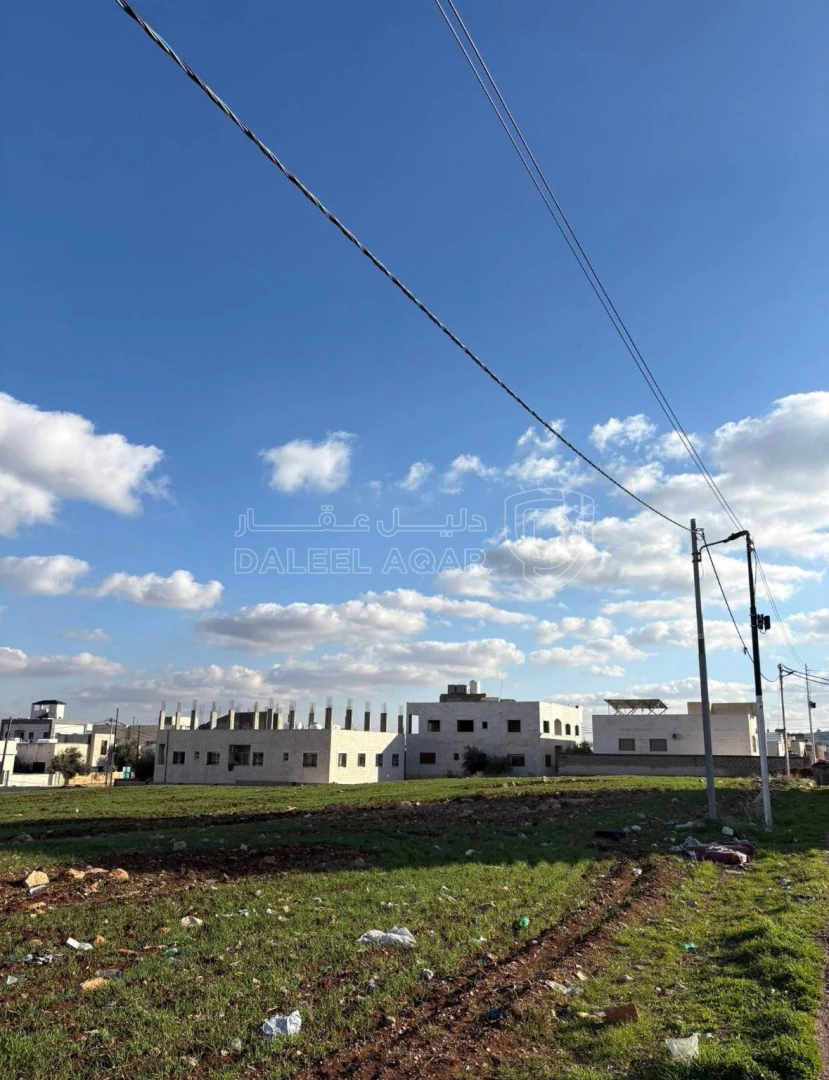 أرض في اربد / الصريح تبعد 3 دقائق فقط عن شارع البترا  - 65,000 دأ - صورة 1